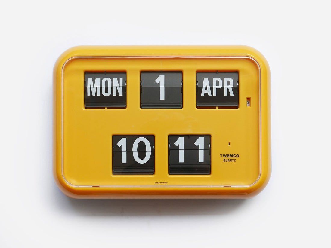Calendário de mesa amarelo sobre fundo branco